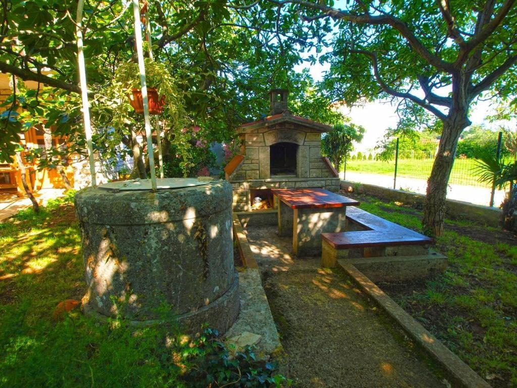 Apartment Sanja Near The Sea, Spacious And Green :) Pula Exterior foto